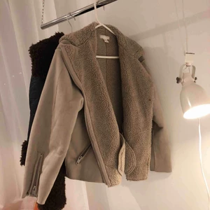  - Jacka från hm, 100 kr inklusive frakt. Storlek 42 men är väääldigt liten i storleken. Den passar mig som egentligen har storlek 34