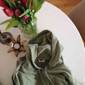  - Hoodie från weekday, lös passform. 