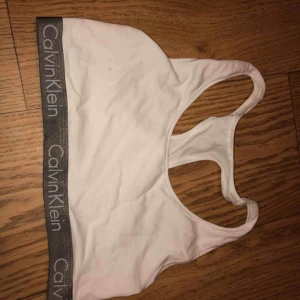  - Calvin Klein sport bh i vit Äkta köpt i Calvin Klein i USA