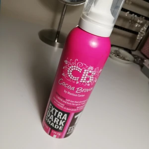  - Brun utan sol mousse från cocoa brown i färgen extra dark tan. Använd 1-2 gånger, mycket kvar. 