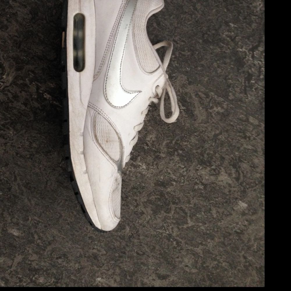 Nike -sneakers vita med silverdetaljer.  Fint skick. Endast använda ett fåtal gånger 
. Skor.