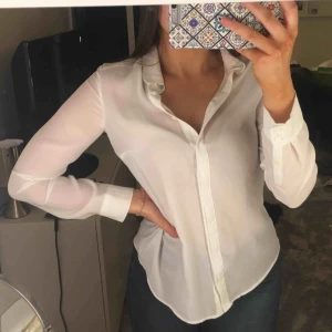  - skjorta/blus från HM, tunt och blusliknande material. Liten i storlek 