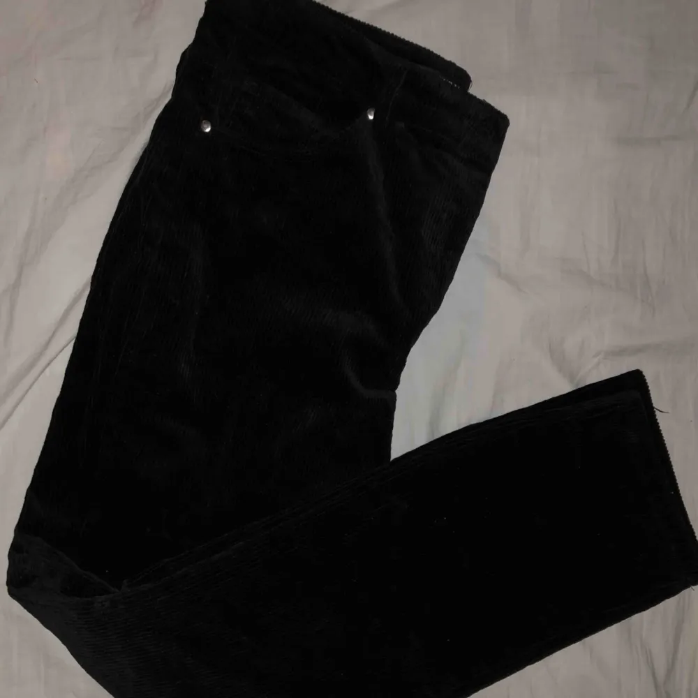 Svarta Manchester byxor väldigt sköna men passade inte mig så bra när jag tog hem dem Straight i formen. Jeans & Byxor.