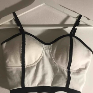  - Superfin topp köpt här på plick men som tyvärr inte passar mig💕