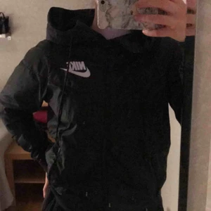  - Säljer min Nike jacka i storlek XS men som även passar i S. Betalas med swish och köparen får stå för frakten :) Använd ett fåtal gånger. 
