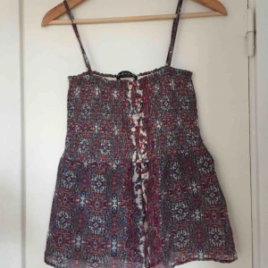  - Söt topp från Bershka. Köparen står för frakten