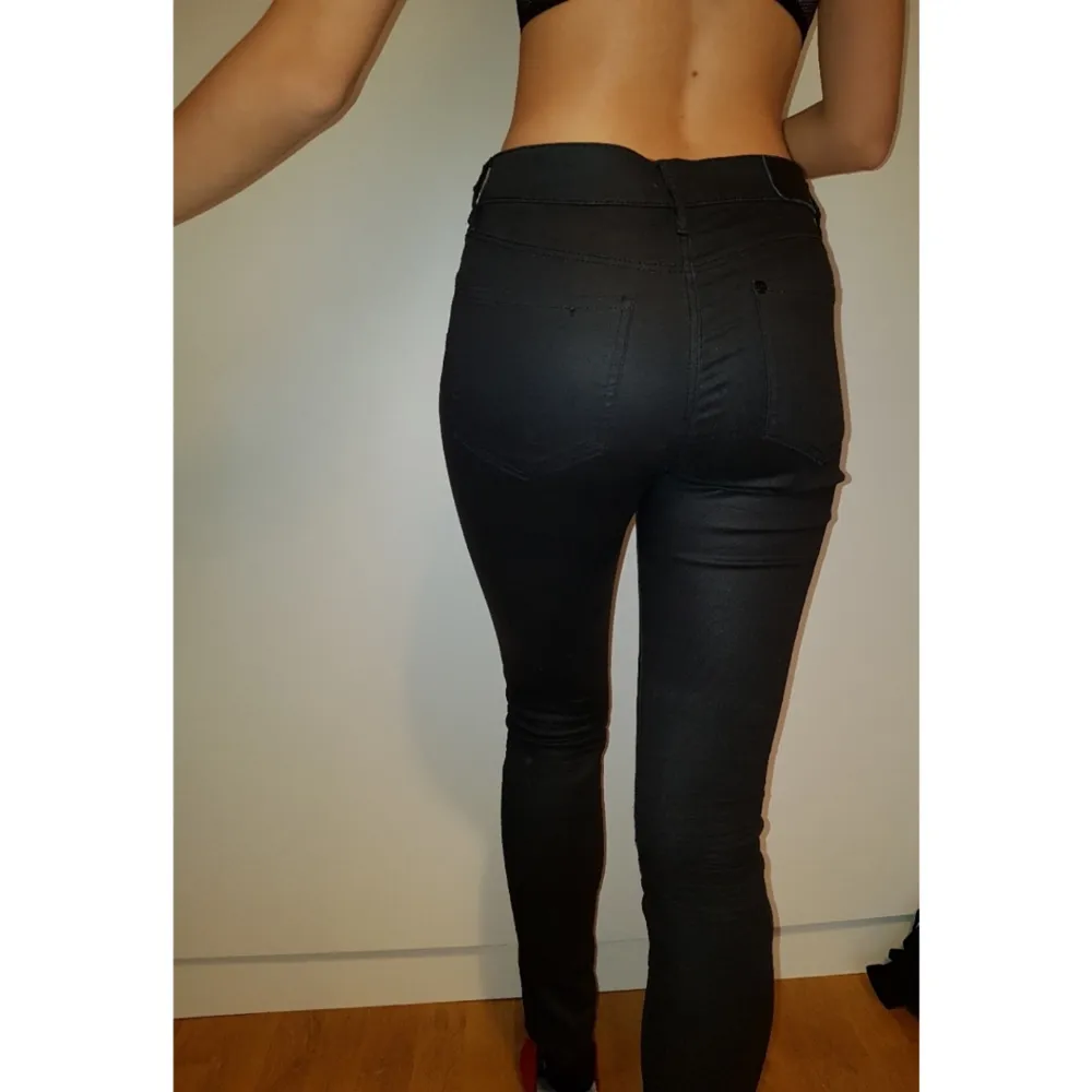 Slim regular waist jeans som är glansiga.  Möts i Stockholm eller fraktar. 🤗🤗. Jeans & Byxor.