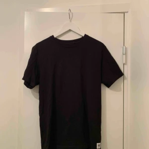  - Wood Wood t- shirts i M. Svart och vit. 150kr för en eller båda för 200kr