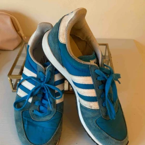  - Ett par skitsnygga blåa adidas! Står att det är en storlek 39 1/3 men passar mig som är en 38!!