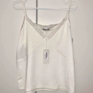  - Fint linne i spets. Aldrig använd. 