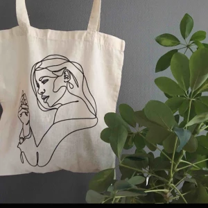  - Hej, vi är ett UF-företag som kallas StatementBag UF och vi säljer egendesignade tygpåsar!😄 Påsarna är normalstora med långa handtag. Vi möts upp i Stockholm eller annars står köparen för frakten (18 kr)😊