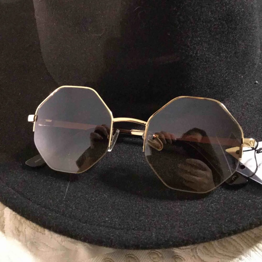 Snygga solglasögon som är köpta i Sydney, Australien på en retro marknad. Aldrig använda, skick:10/10  Pris kan diskuteras! . Accessoarer.
