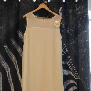  - Vit student klänning. Alldrig använd. 