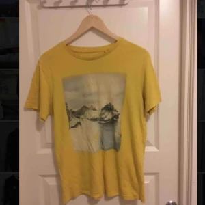  - Finfin t-shirt med motiv, strl. M nypris: 99 kr säljes för 50 kr