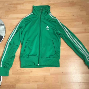  - Adidas Zip-jacka. Äkta vara. Grön med silver/grå stripes. 