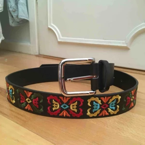  - Fint tjockt bälte med lite 90-tals bohemisk känsla. Går inte att göra fler hål inåt då designen sitter där. Skriv gärna om du har fler frågor☺️❤️