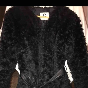  - Fakefur jacka , nypris 699. 