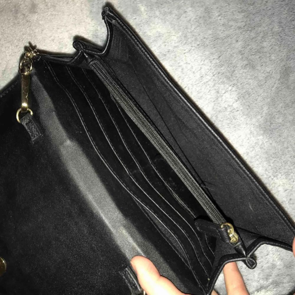 En handväska från Donna Donna med guldkedja. Axelbandet går även att ta bort! 100kr + frakt. Accessoarer.