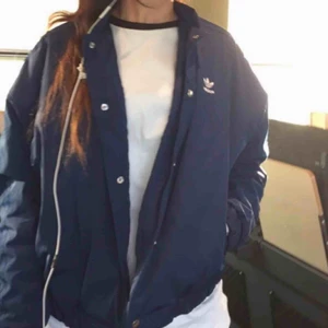 Adidas Jacka  - Blå adidas jacka säljs för 350kr. Den är lite smutsig vid fickorna men kan tvättas bort 