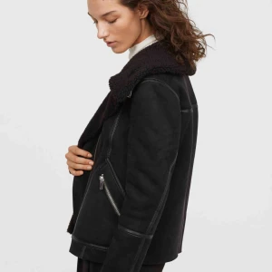  - Jätte snygg jacka från H&M, varmfodrad.Använd endast en gång! Storlek 34. Köparen står för frakten!