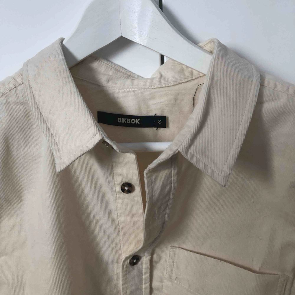 Manschester skjorta från Bikbok i en fin cremefärgad färg :) Aldrig använd, enbart lite skrynklig. . Skjortor.