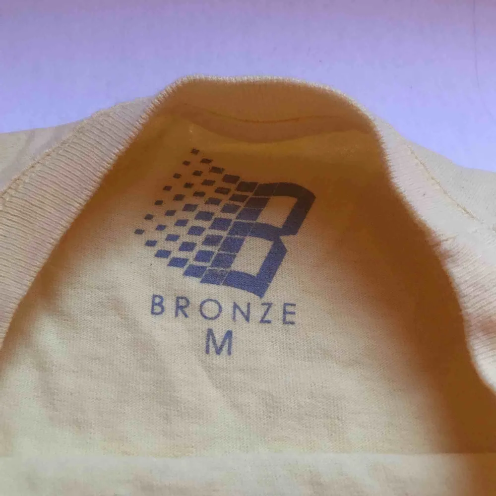 T-shirt från skatemärket Bronze 56k. Gott skick strl M. Frakt ingår ej i priset. Kan mötas upp i Stockholm❤️. T-shirts.