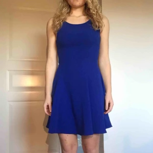  - Fin klänning, sparsamt använd. Passar bäst på en 34:a.  Frakt tillkommer 