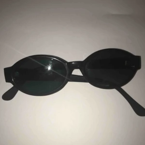  - Snygga solglasögon i 90-talsstil