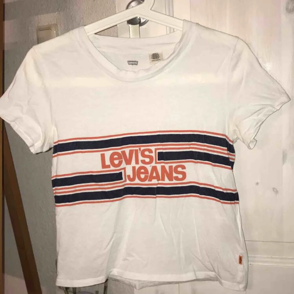 Supersnygg unik tröja från Levis, sitter inte tight trotts xxs. Köptes i Luleå på byxmagasinet.. T-shirts.