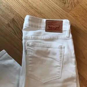 711 vita skinny Levis jeans, plagget har aldrig används utan endast testats. Storleken 29 är M i EU storlek men passar även någon som har storleken S, lite beroende på hur man vill att dem ska sitta.  Frakten ingår i priset. 