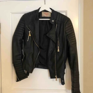  - Bikerjacka från Chelsea, likadan som chiquellejackan. Strl 40, passar även 36/38(jag är 36, small) Köpt för 699 kr Använd sparsamt Köparen står för frakt