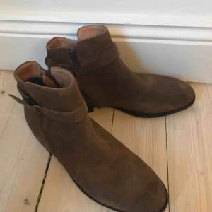  - Herrskor från H&M Premium. Skorna är i ljusbrun mocka och har ett litet spänne.