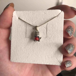  - En liten söt katt i silver med silverkedja. Kanske blir ett barns första halsband? Kedjan är också i silver. 