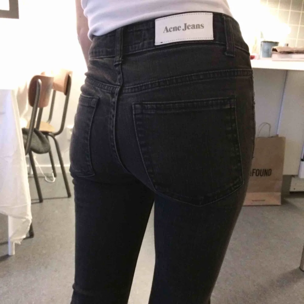 Gråsvarta Acne jeans! Storlek 25 men jag brukar ha 24 och de sitter bra på mig. Innerbenslängd 65cm. Jeans & Byxor.