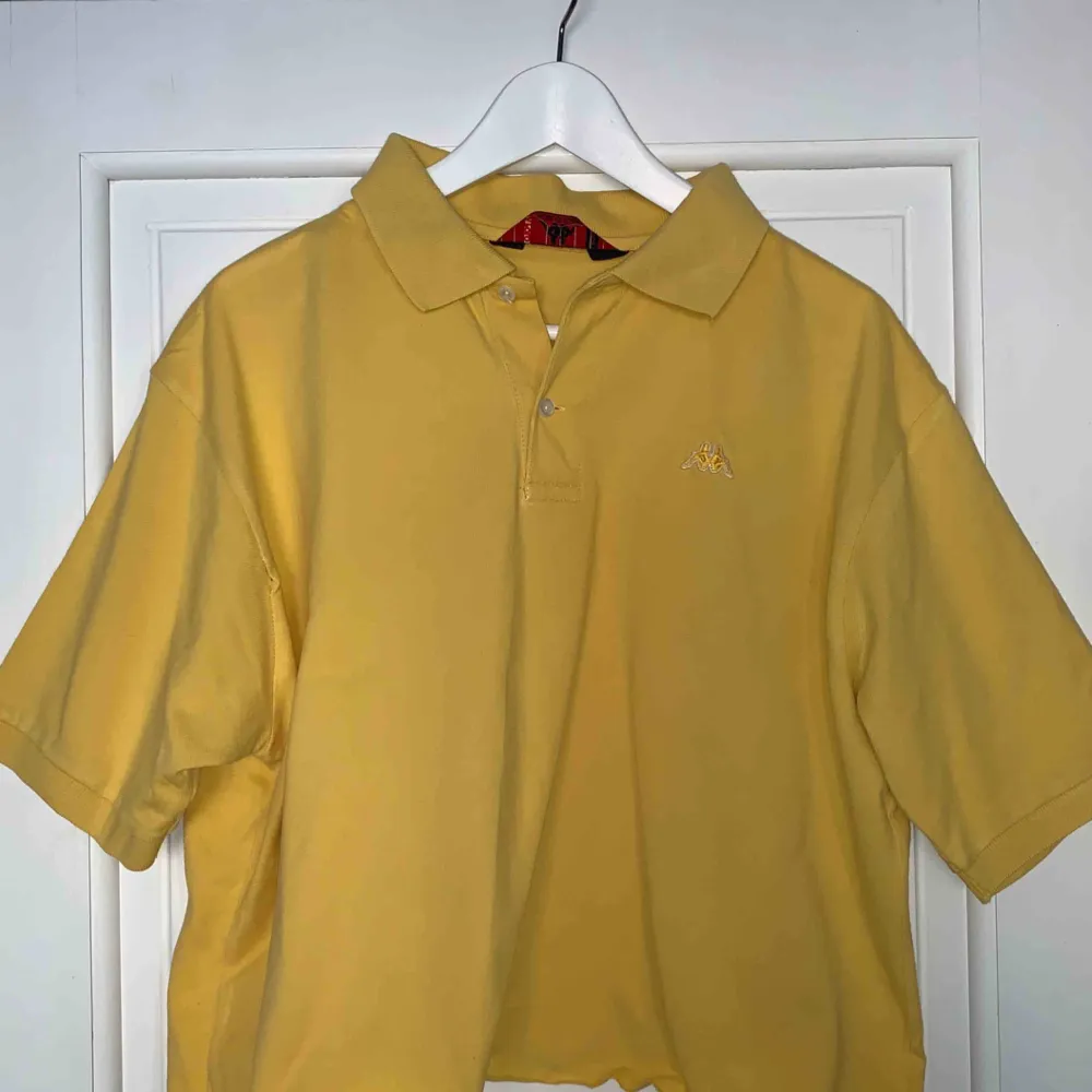 Oversized gul piké från Kappa. Knappt använd av mig men jag har själv klippt av den! . T-shirts.