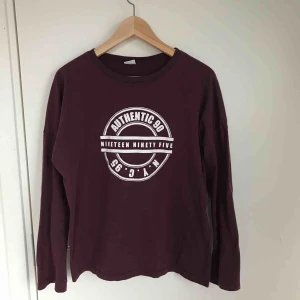  - Fin vinröd långärmad med tryck! 