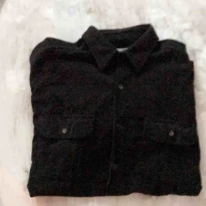  - Manchester skjorta från urbanoutfitters  Den är ganska oversize🌻