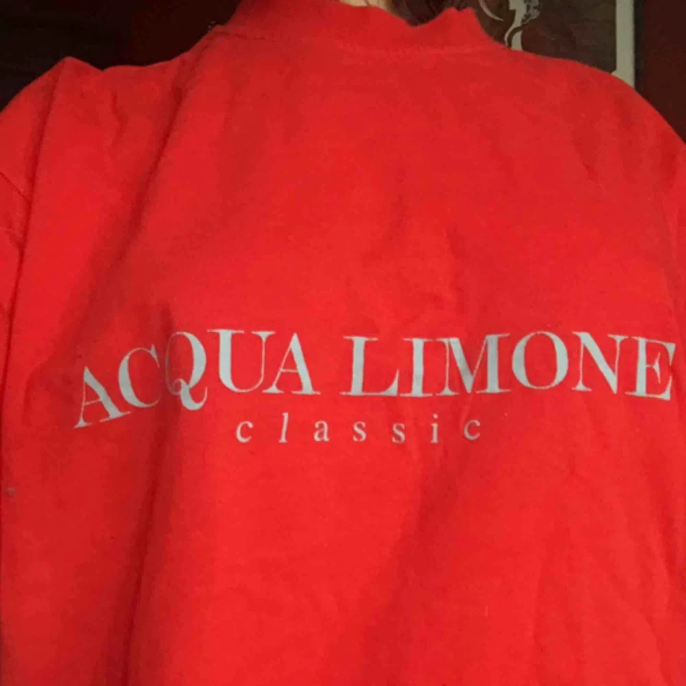 Röd Aqua Limone T-shirt köpt på second hand, är i gott skick, storlek XL. Köparen står för frakt, tar swish. Kan mötas upp i Göteborg och Partille. . T-shirts.