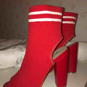  - Aldrig använda!! Ca 10cm hög klack frakt på 50kr som köparen betalar 