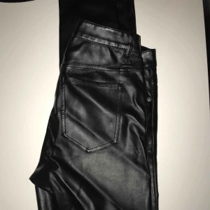  - Svarta skinnbyxor från H&M! 