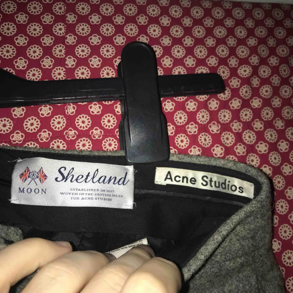 Kostymbyxa gjord av hög kvalités Shetland Ull från Acne Studios. Byxorna var med i Acnes AW15 kollektion och köptes nya för 3400kr. Använda 3-4 gånger. 10/10 condition.. Jeans & Byxor.