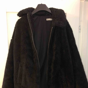  - Svart Teddy jacka från Urban Outfitters Storlek: XS (kan användas som S)
