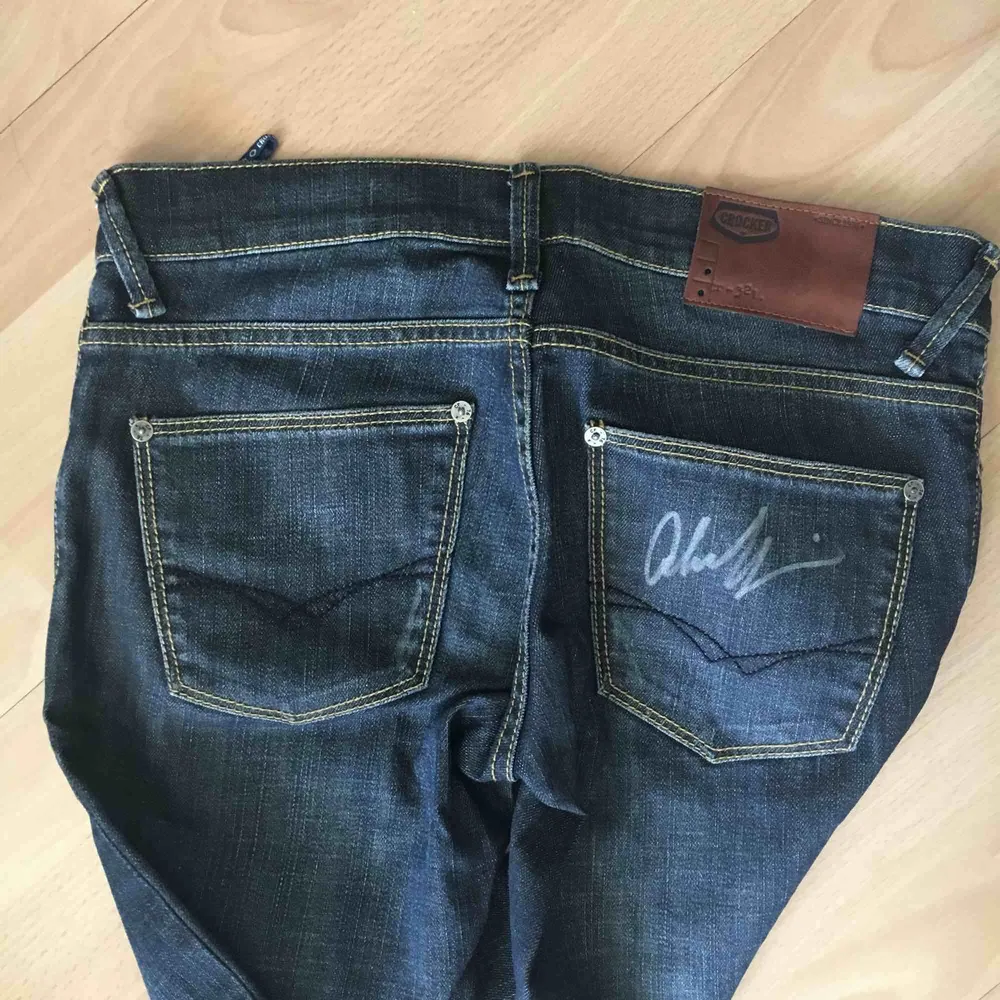 Crocker jeans med Adrian Greniers autograf. (Vunna från en Vecko Revyn tävling). Aldrig använda.  Inklusive frakt . Jeans & Byxor.