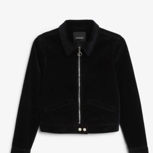  - Säljer superfin Manchesterjacka! Inköpt får 400kr i höstas men säljer då jag inte fått användning av den. Passformen är kroppsnära. Färgen är mörkblå med silvriga detaljer. Endast provad! Frakt tillkommer