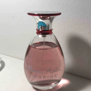  - En parfym från Christina Aguilera som tyvärr inte passade mig. En härlig blommig doft som är feminin och mogen. Endast ganska lite använd. Köparen står för frakt💕