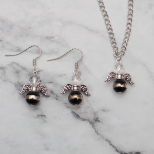  - Fint set med skyddsänglar, krokarna ska vara nickelfria. Kedjan är ca 45cm + en förlängsningskedja. 9:- i frakt tillkommer.