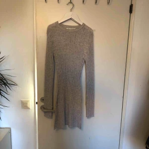  - Grå tröja med slits, (oanvänd) 