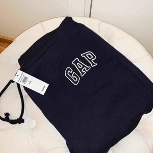  - Ett par mysiga marinblå mjukis byxor ifrån gap Aldrig använda då lappen är kvar på byxorna. Storlek:S Ordinarie pris 299kr Säljer för 200kr ink frakt!