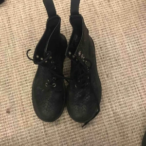  - Docks i svart skimrande ormskinnsmönster. Inköpspris 1600. 