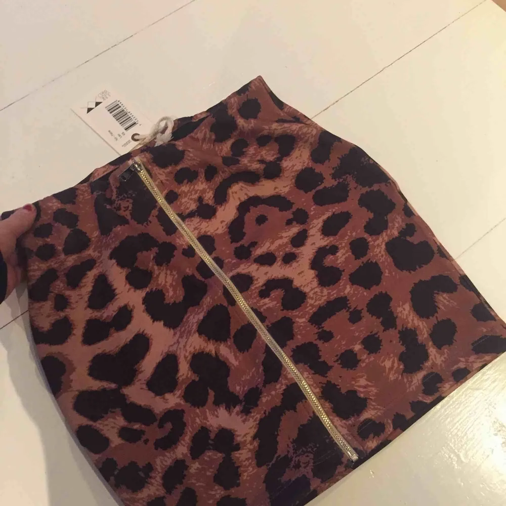 En leopard kjol ifrån junkyard med tight passform,aldrig använd då det inte riktigt är min stil!. Kjolar.